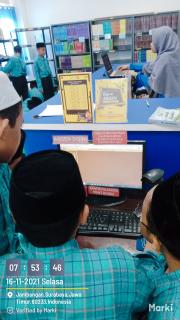 Santri Absen Sebelum Masuk Ke Perpustakaan 